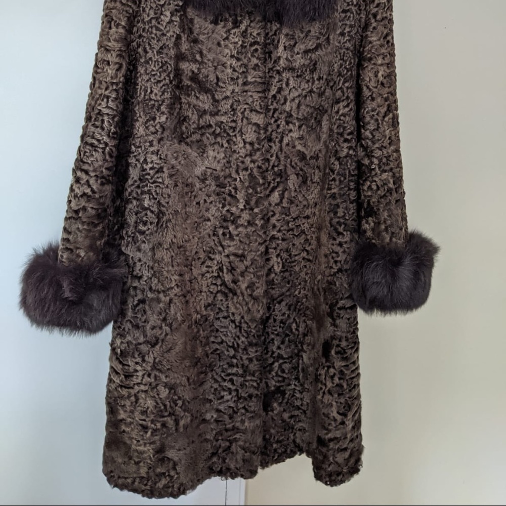 Sheepskin coat. Elegant fox collar
